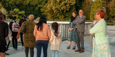 Gedeputeerde Luk Lemmens aan de schoolpoort van campus Rivierenhof