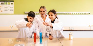 Leerlingen van avAnt tijdens les chemie (Campus Jacob Jordaens)